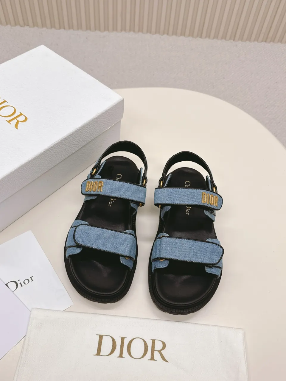 👟👟Ex-factory price 480👟👟 DIOR classic sandals mixed sheepskin DiorAct sandals are fashionable. Paired with an insole that fits the shape of your foot, it's made of exceptionally lightweight and comfortable leather. The upper straps are fastened with Velcro and are decorated with a gold-finish metal "Dior" logo, which complements the style design. These sandals add a modern edge to any look. Fabric: Imported mixed sheepskin Lining: Imported sheepskin Outsole: Original TPU outsole Code number: 35-42 (41 42 customized, non-refundable)